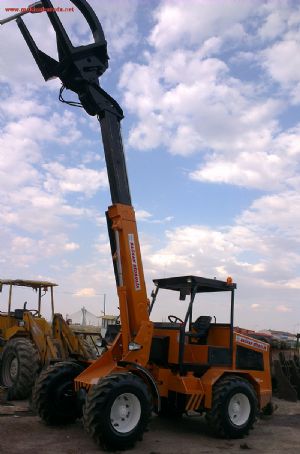 BAGSAN HİDROLİK 4x4 TOMRUK YÜKLEYİCİ 6 METRE 2.5 TON