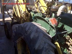 Satılık kaktırıcılı John Deere 2130 traktör