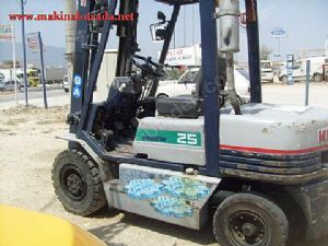 Satılık 2.5 Ton Kaldırma Kapasiteli Komatsu Forklift