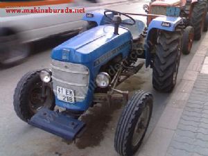 Satılık ve takaslık pulluklarıyla birlikte Leyland 154 traktör