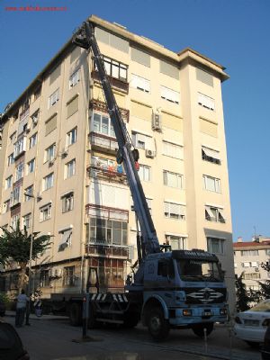 bina cephelerinde tadilat tamirat işleri sepetli vinç ler ile yapılır